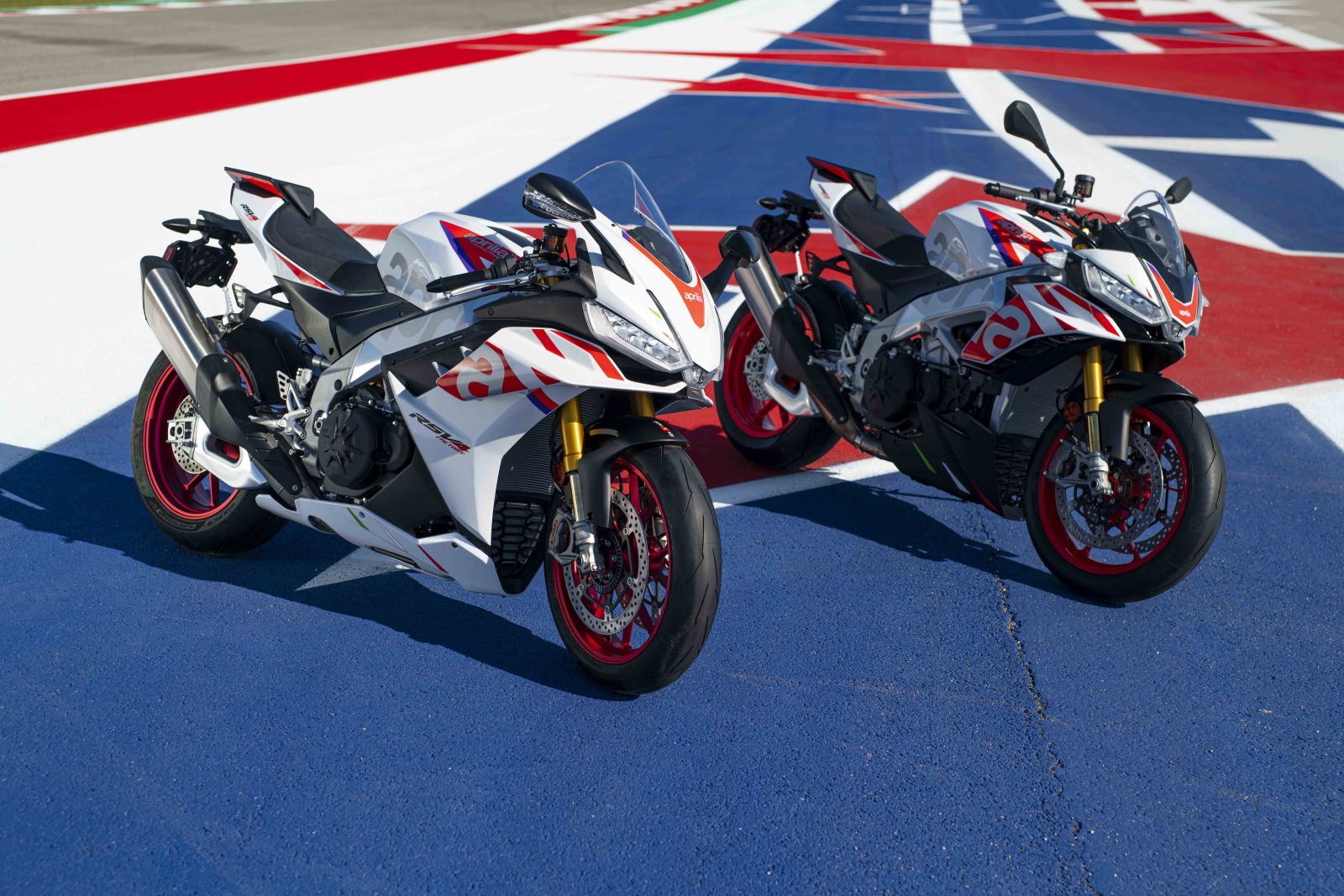 Aprilia RSV4 Factory a Tuono V4 Factory Speed White