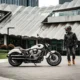 Cruiser Benda s vidlicovým motorom a jazdcom