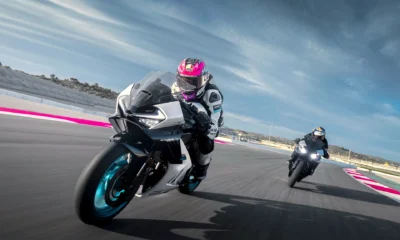 CFMOTO 675SR-R v rýchlom náklone na okruhu, za ňou ďalšia motorka