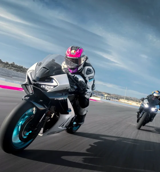 CFMOTO 675SR-R v rýchlom náklone na okruhu, za ňou ďalšia motorka