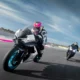 CFMOTO 675SR-R v rýchlom náklone na okruhu, za ňou ďalšia motorka