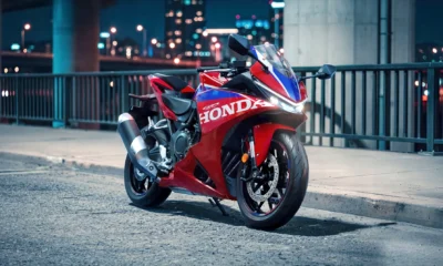 Honda CBR500R FOUR 2027 v červenom prevedení v nočnom meste