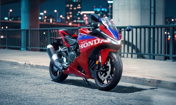 Honda CBR500R FOUR 2027 v červenom prevedení v nočnom meste