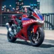 Honda CBR500R FOUR 2027 v červenom prevedení v nočnom meste