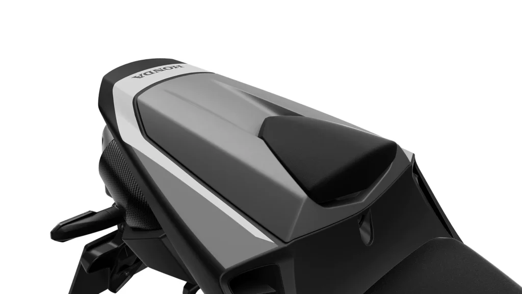 Kryt sedadla spolujazdca na Honda CBR600RR 2027 v sivej a čiernej farbe