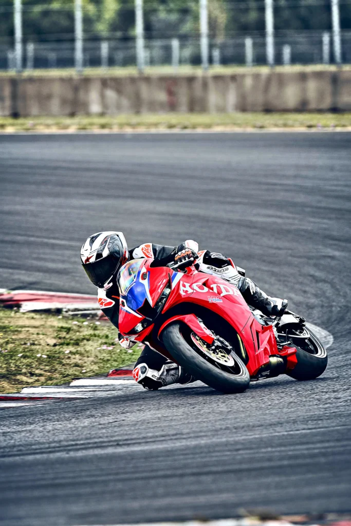Jazdec na Honda CBR600RR 2027 vedie motorku v zákrute na okruhu