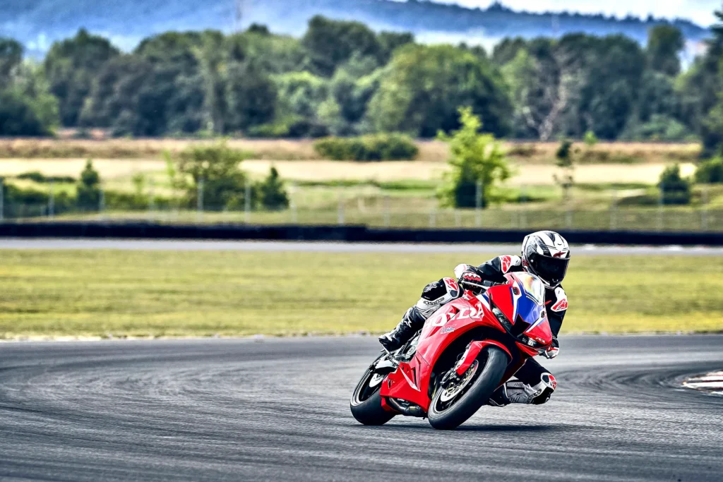 Honda CBR600RR 2027 pri jazde okruhom s jazdcom v náklone
