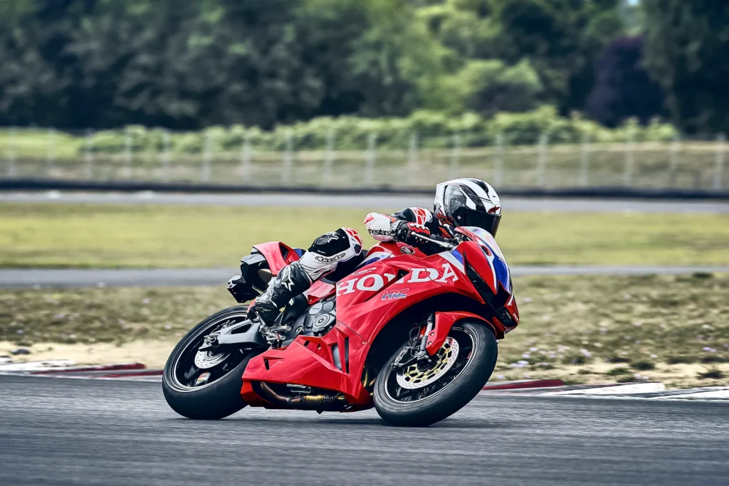 Honda CBR600RR 2027 v rýchlej zákrute na okruhu, pohľad zboku