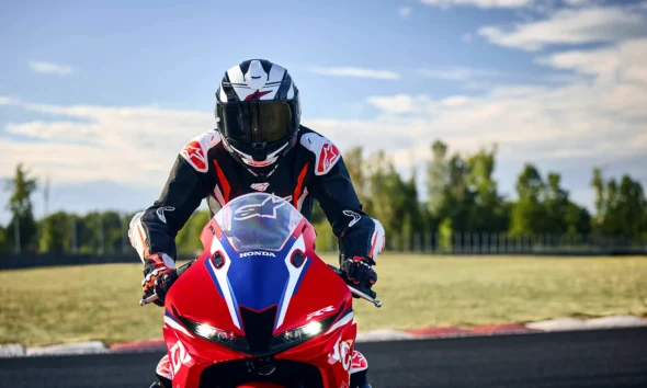 Jazdec na Honda CBR600RR 2027 spredu na okruhu