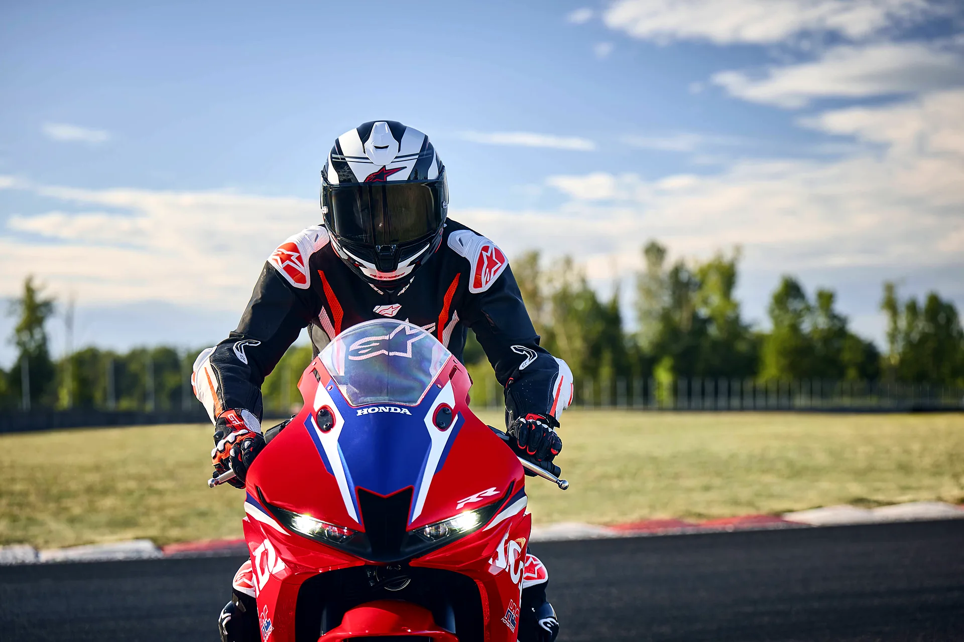 Jazdec na Honda CBR600RR 2027 spredu na okruhu