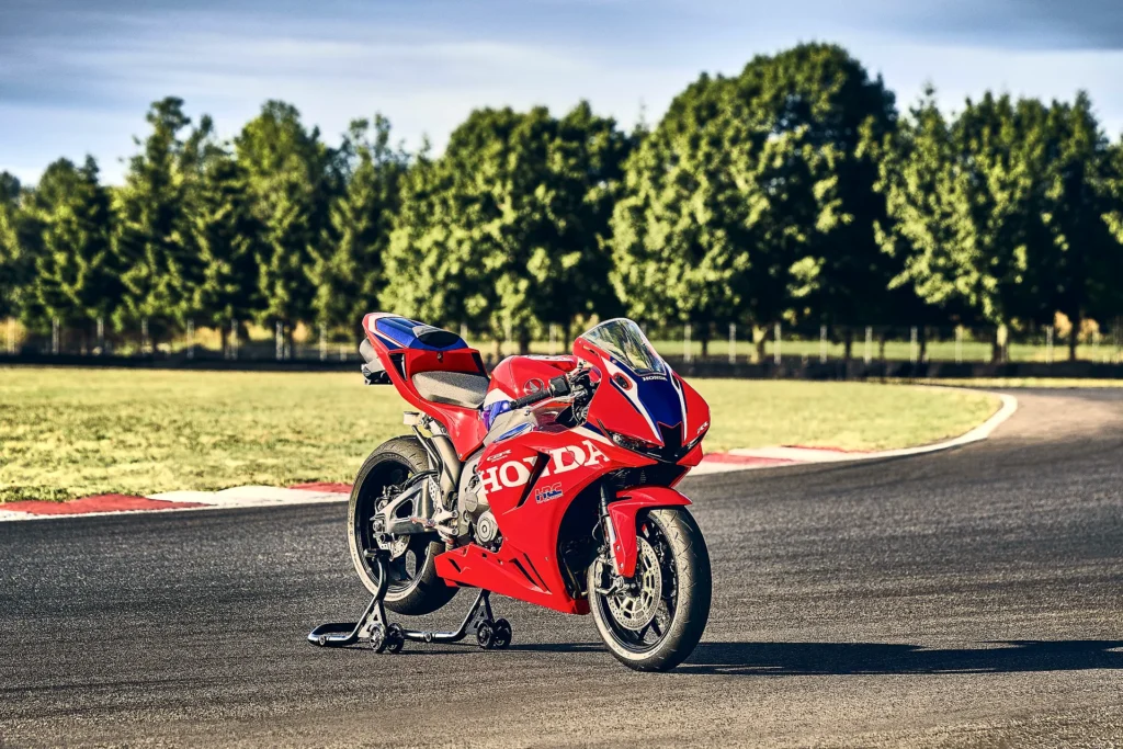 Honda CBR600RR 2027 na montážnom stojane, predný tričtvrťový pohľad