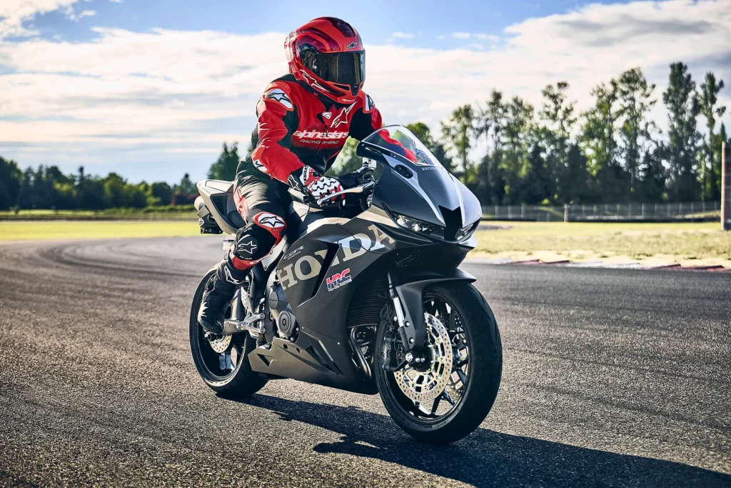 Honda CBR600RR 2027 v matnej čiernej Matt Ballistic Black Metallic na okruhu