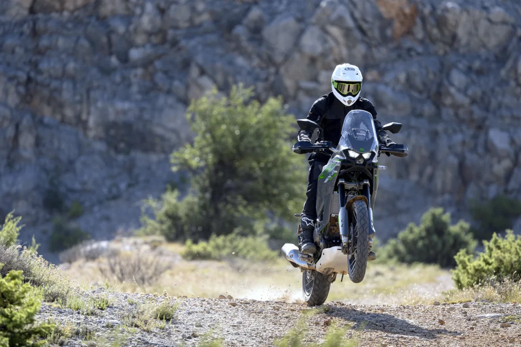 Kawasaki KLE650 2027 na šotoline, pohľad spredu