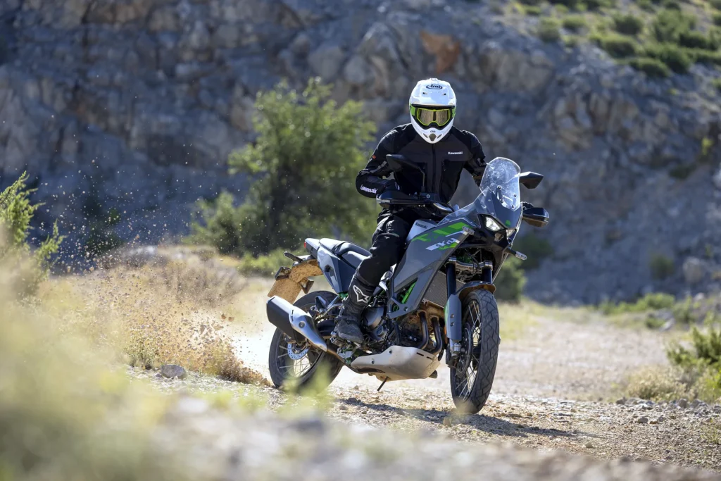 Kawasaki KLE650 2027 jazdec na poľnej ceste