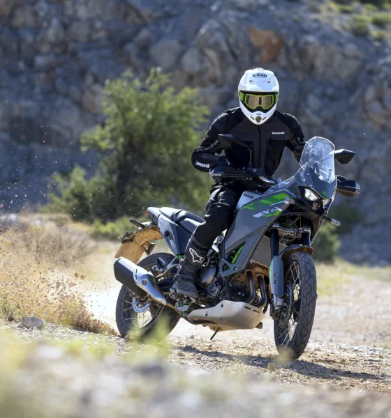 Kawasaki KLE650 2027 jazdec na poľnej ceste