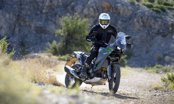Kawasaki KLE650 2027 jazdec na poľnej ceste