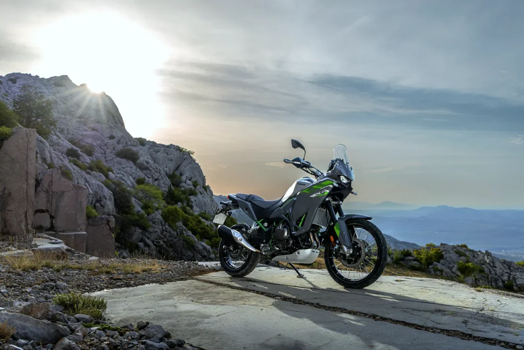 Kawasaki KLE650 2027 odstavená pri západe slnka v horách