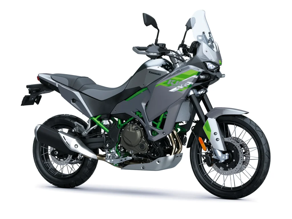 Kawasaki KLE650 SE 2027 v šedej Pearl Storm Gray so zelenými prvkami