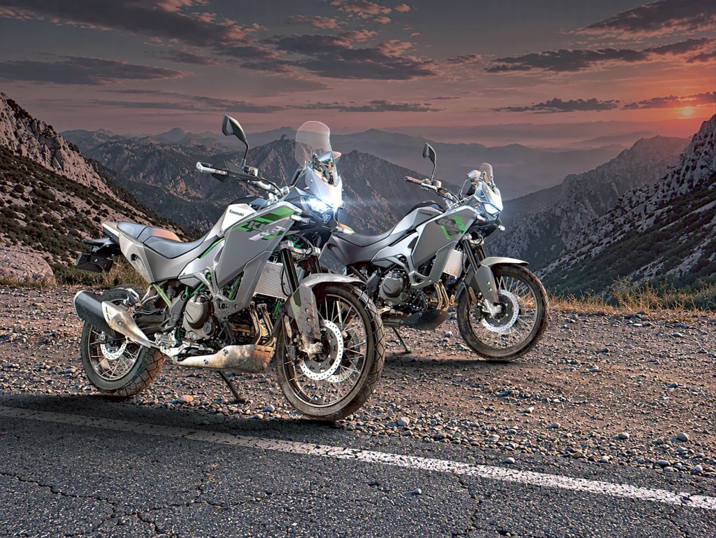 Dve Kawasaki KLE650 2027 pri súmraku na horskej ceste