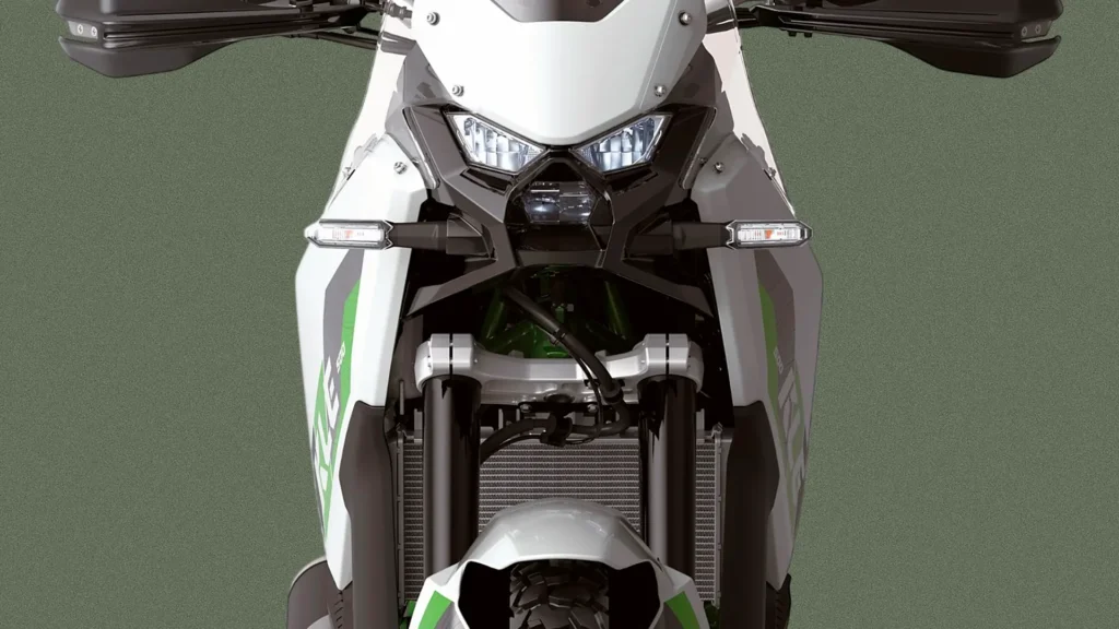 Predok Kawasaki KLE s LED svetlom, chladičom a zelenými prvkami kapotáže