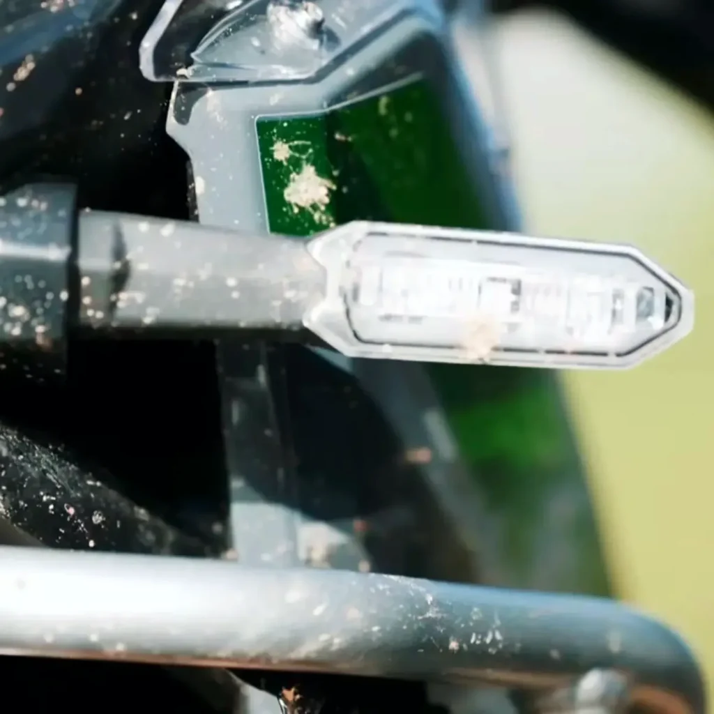 Smerovka, padací rám a zelená kapotáž Kawasaki KLE zo záberu teaseru