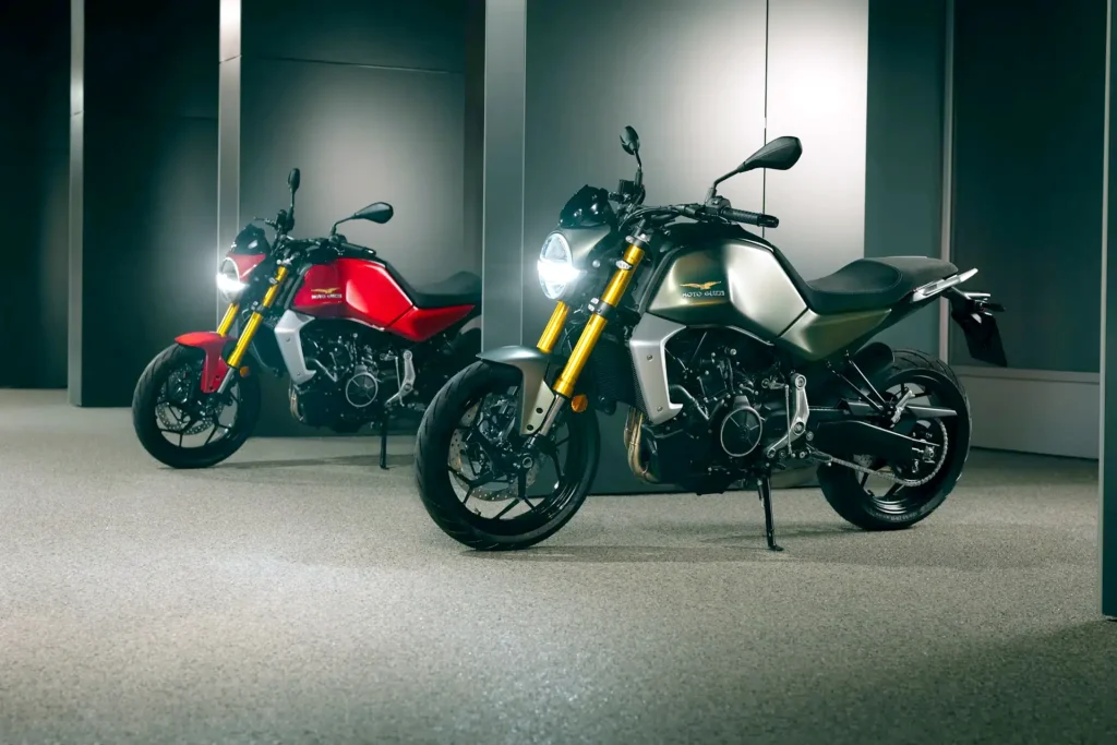 Dvojica motocyklov Moto Guzzi The Trip 2027 s pohľadom na radový dvojvalec