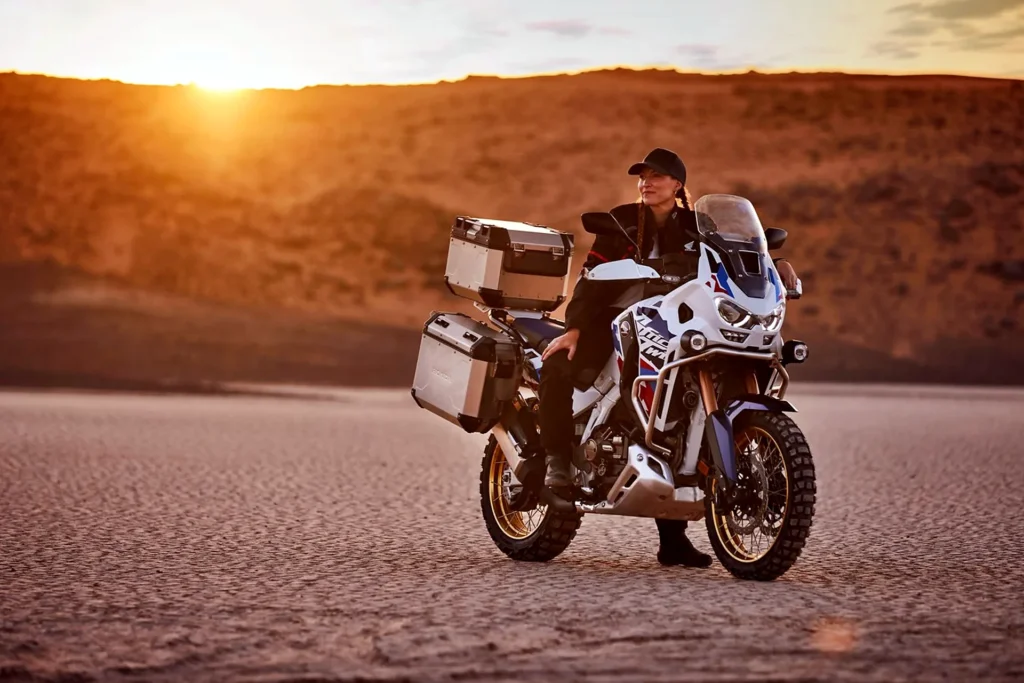 Cestovné enduro Honda Africa Twin Adventure Sports s hliníkovými kuframi v púšti