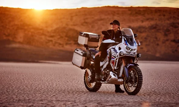 Cestovné enduro Honda Africa Twin Adventure Sports s hliníkovými kuframi v púšti