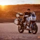 Cestovné enduro Honda Africa Twin Adventure Sports s hliníkovými kuframi v púšti