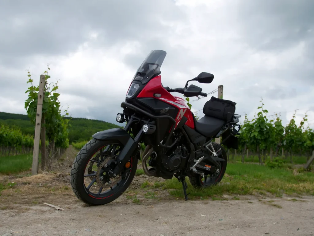Cestovné enduro Honda NX500 vo vinohrade