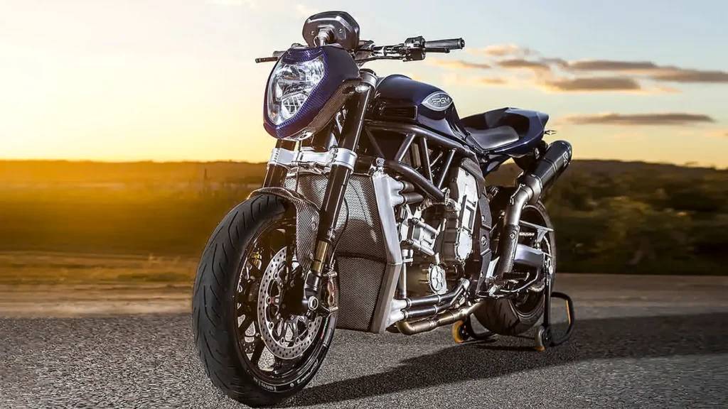 PGM V8 spredu pri západe slnka s vidlicou Öhlins a kolesom Marchesini