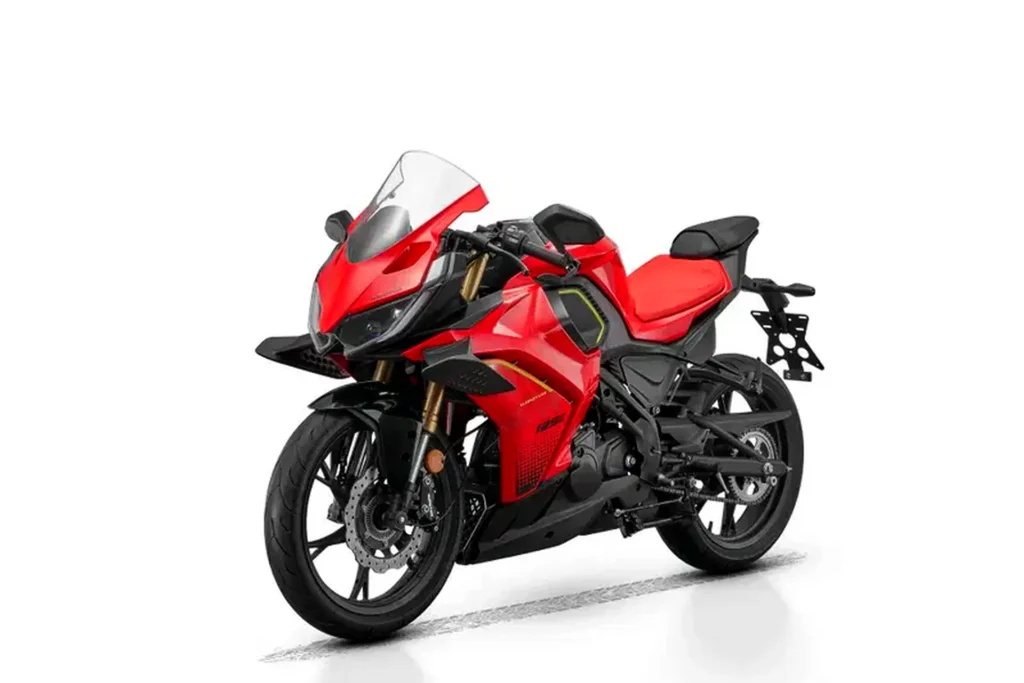 Kapotovaná športová motorka QJMotor SRK 125 RS s aerodynamickými krídelkami