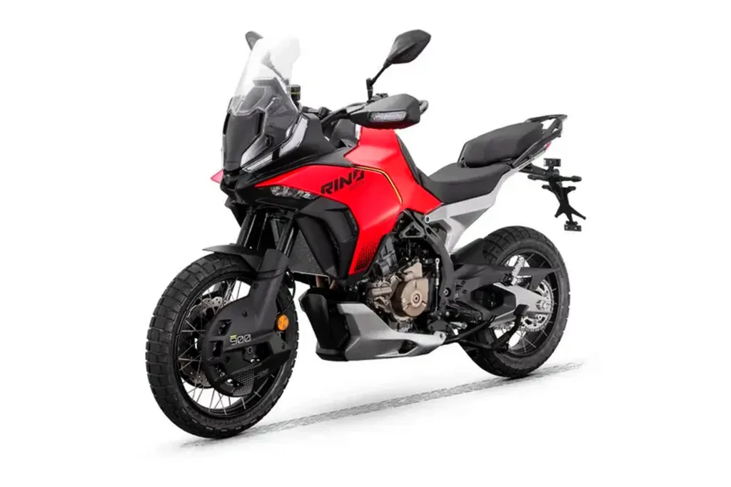 Trojvalcové cestovné enduro QJMotor Rino 900 v sériovej podobe