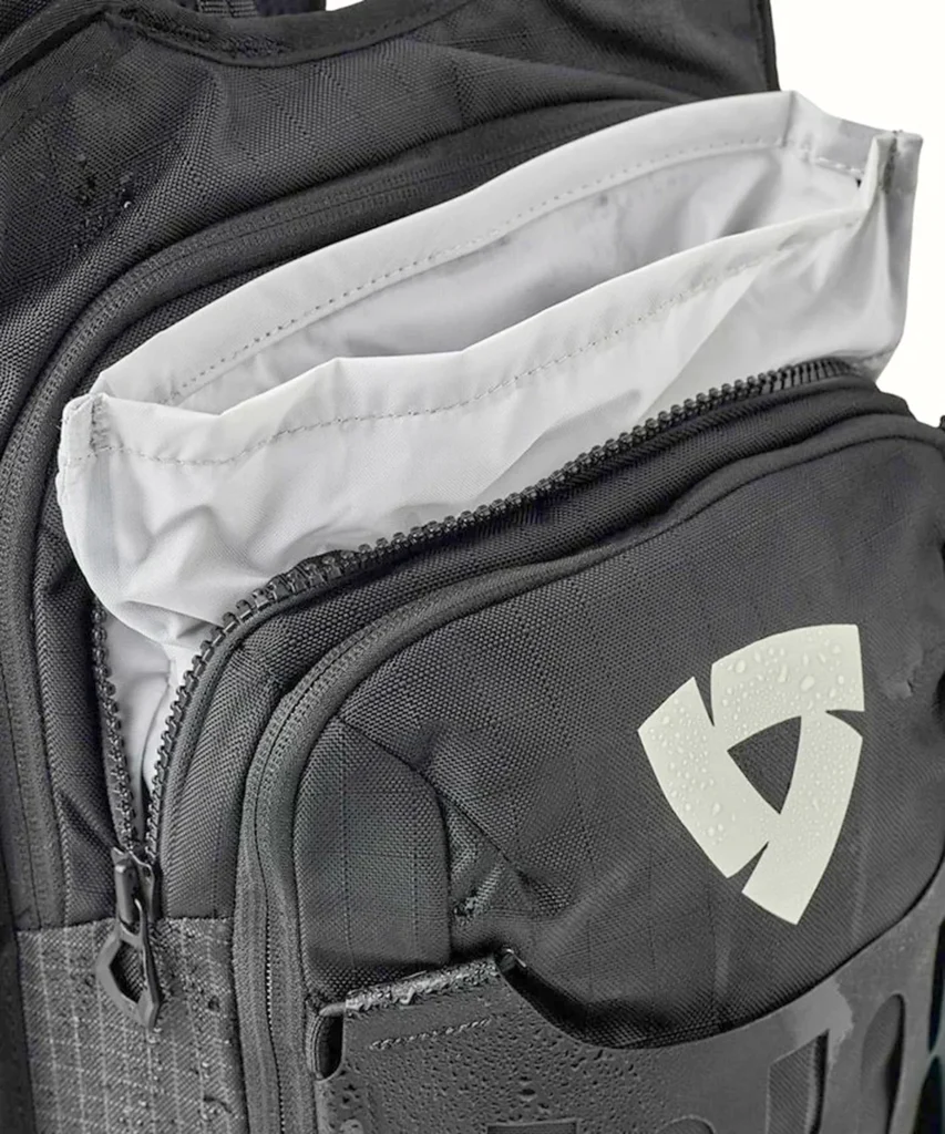 Vodotesná priehradka na zips v batohu REV'IT! H2O, detail