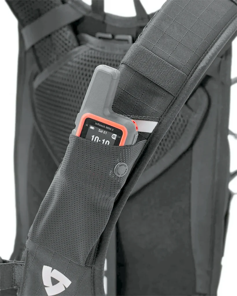 Elastické vrecko na GPS messenger na ramennom popruhu batohu REV'IT!