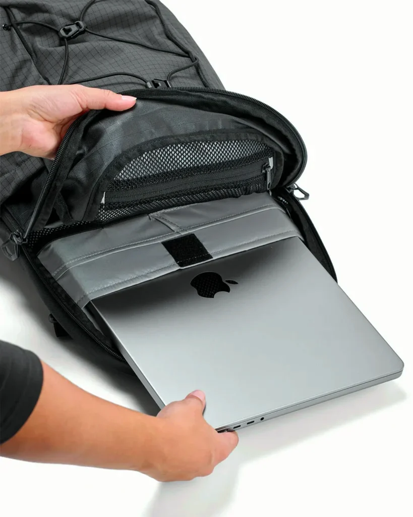 Vloženie notebooku do vystlaného puzdra v batohu REV'IT! Saroa