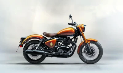 Royal Enfield Classic 650 125th Anniversary Edition z boku, medený lak a hnedé sedlo