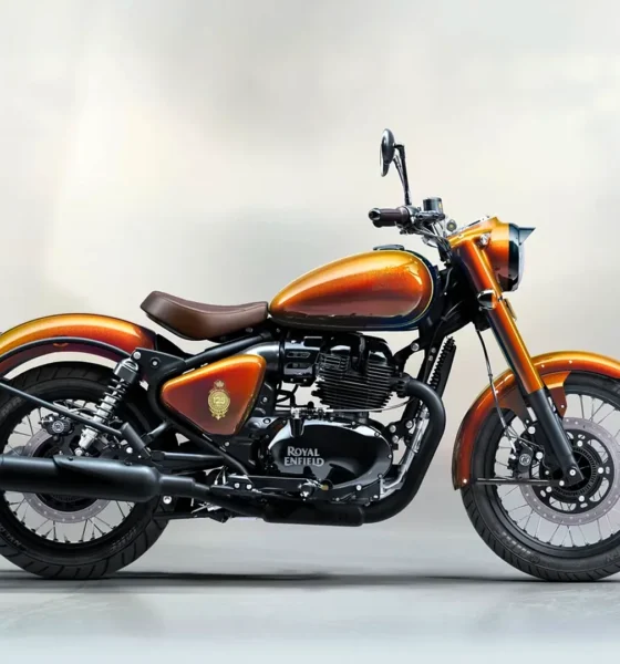 Royal Enfield Classic 650 125th Anniversary Edition z boku, medený lak a hnedé sedlo