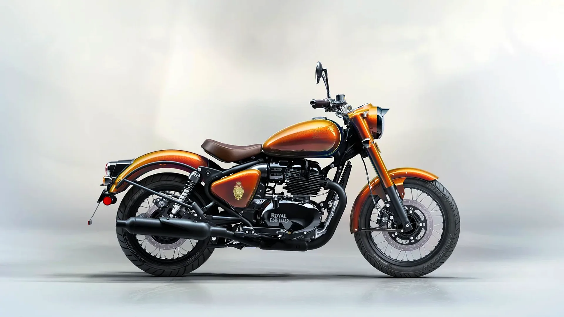Royal Enfield Classic 650 125th Anniversary Edition z boku, medený lak a hnedé sedlo