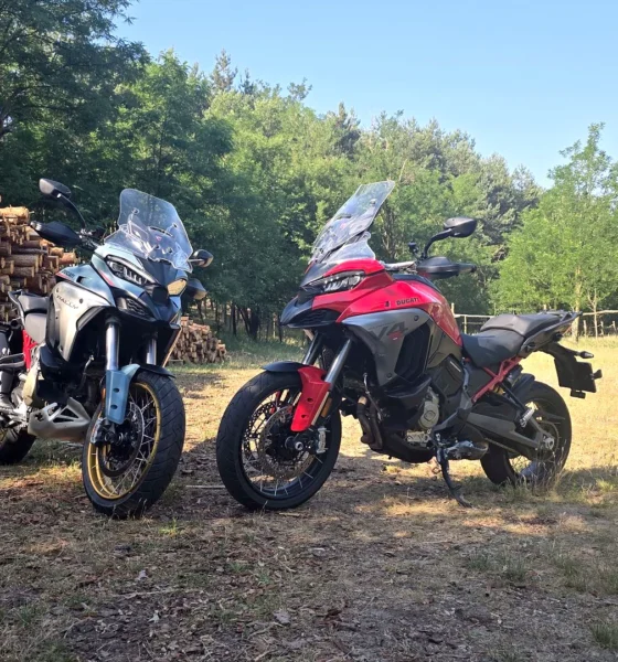 Ducati Multistrada V4 Rally a Multistrada V4 S vedľa seba pri hromade dreva