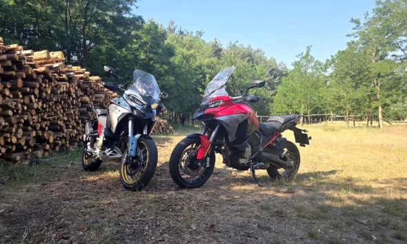 Ducati Multistrada V4 Rally a Multistrada V4 S vedľa seba pri hromade dreva
