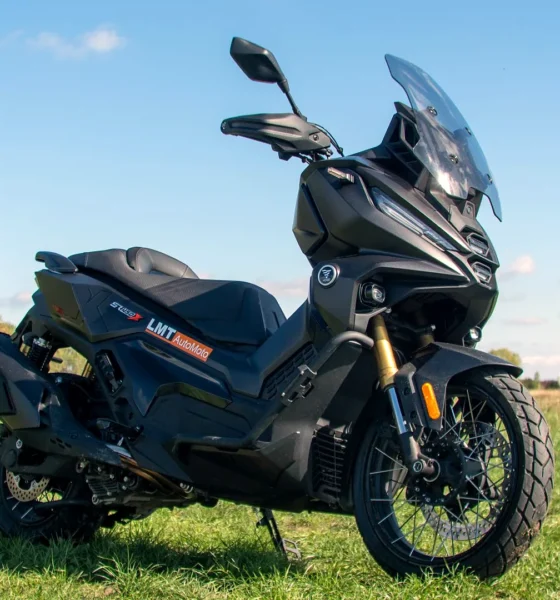 Voge SR450X 2026 bočný pohľad na adventure skúter v prírode