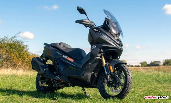 Voge SR450X 2026 bočný pohľad na adventure skúter v prírode