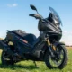 Voge SR450X 2026 bočný pohľad na adventure skúter v prírode