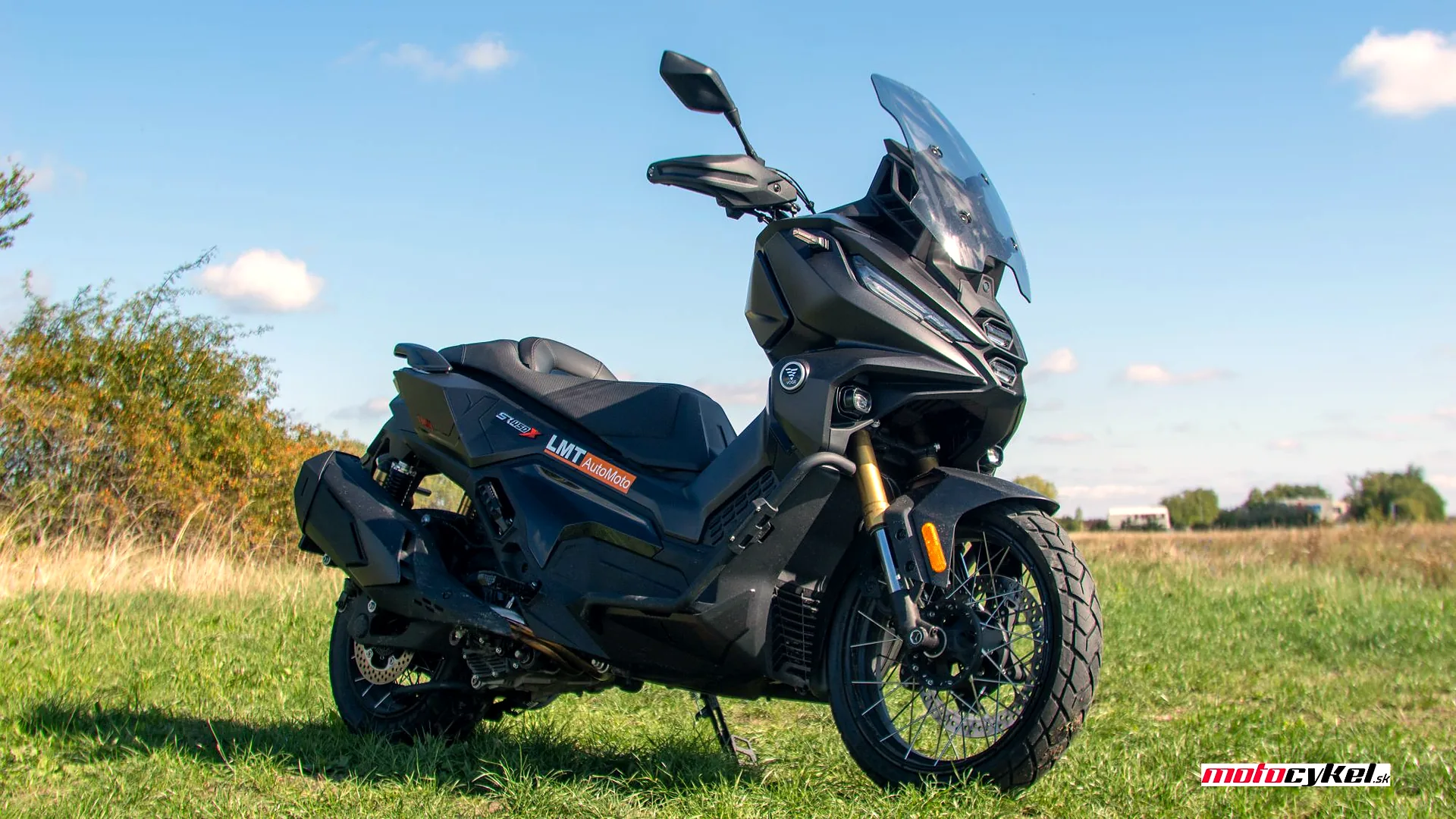 Voge SR450X 2026 bočný pohľad na adventure skúter v prírode