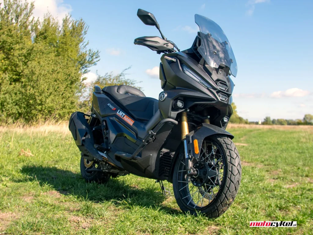 Voge SR450X 2026 predný bočný pohľad s vypletanými kolesami a padacím rámom