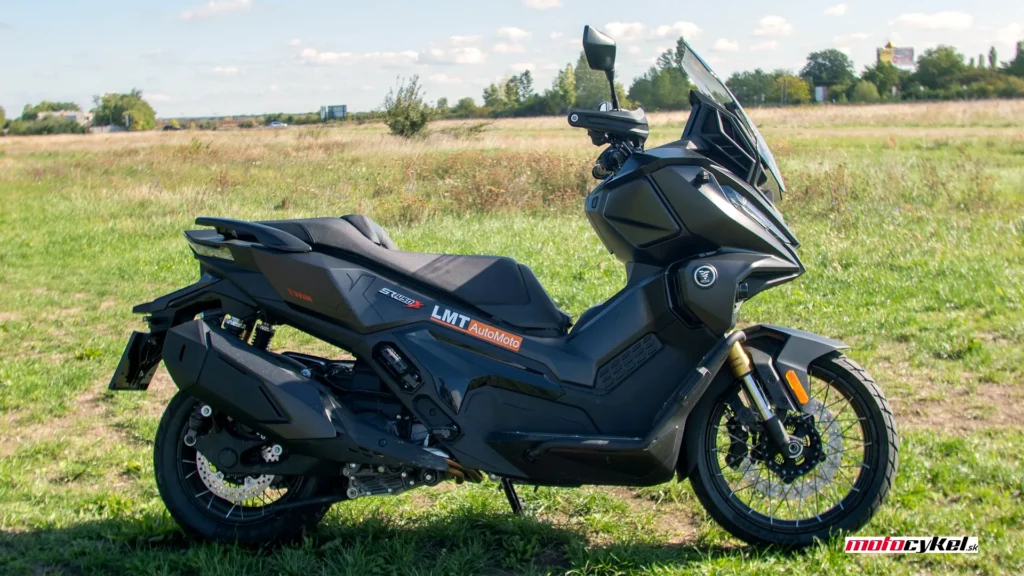 Voge SR450X 2026 profil skútra z pravej strany s výfukom