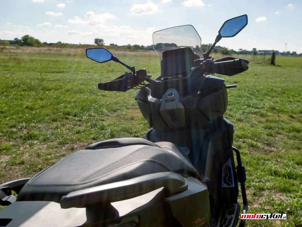 Voge SR450X 2026 pohľad na široké sedadlo a riadidlá s chráničmi rúk
