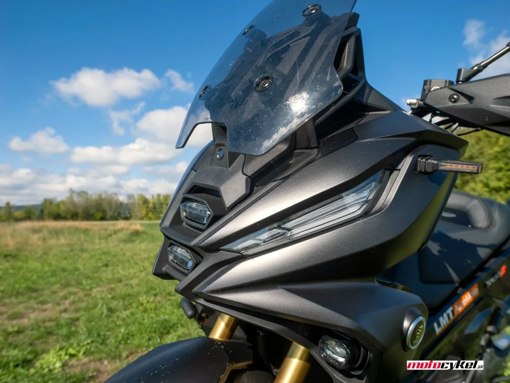 Voge SR450X 2026 detail prednej masky, LED svetlometov, kamery a štítu