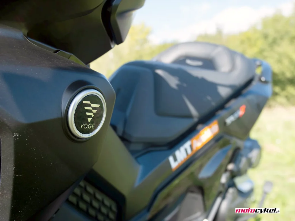 Voge SR450X 2026 detail loga Voge a prešívaného sedadla